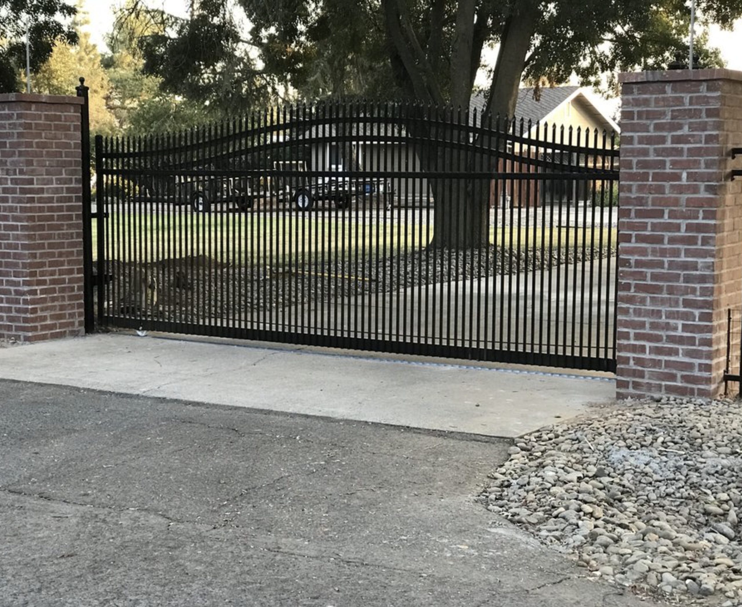 an image of Lakewood driveway gate.